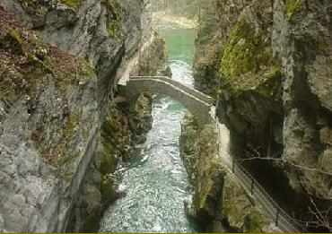 The scenic trail through the Areuse canyon