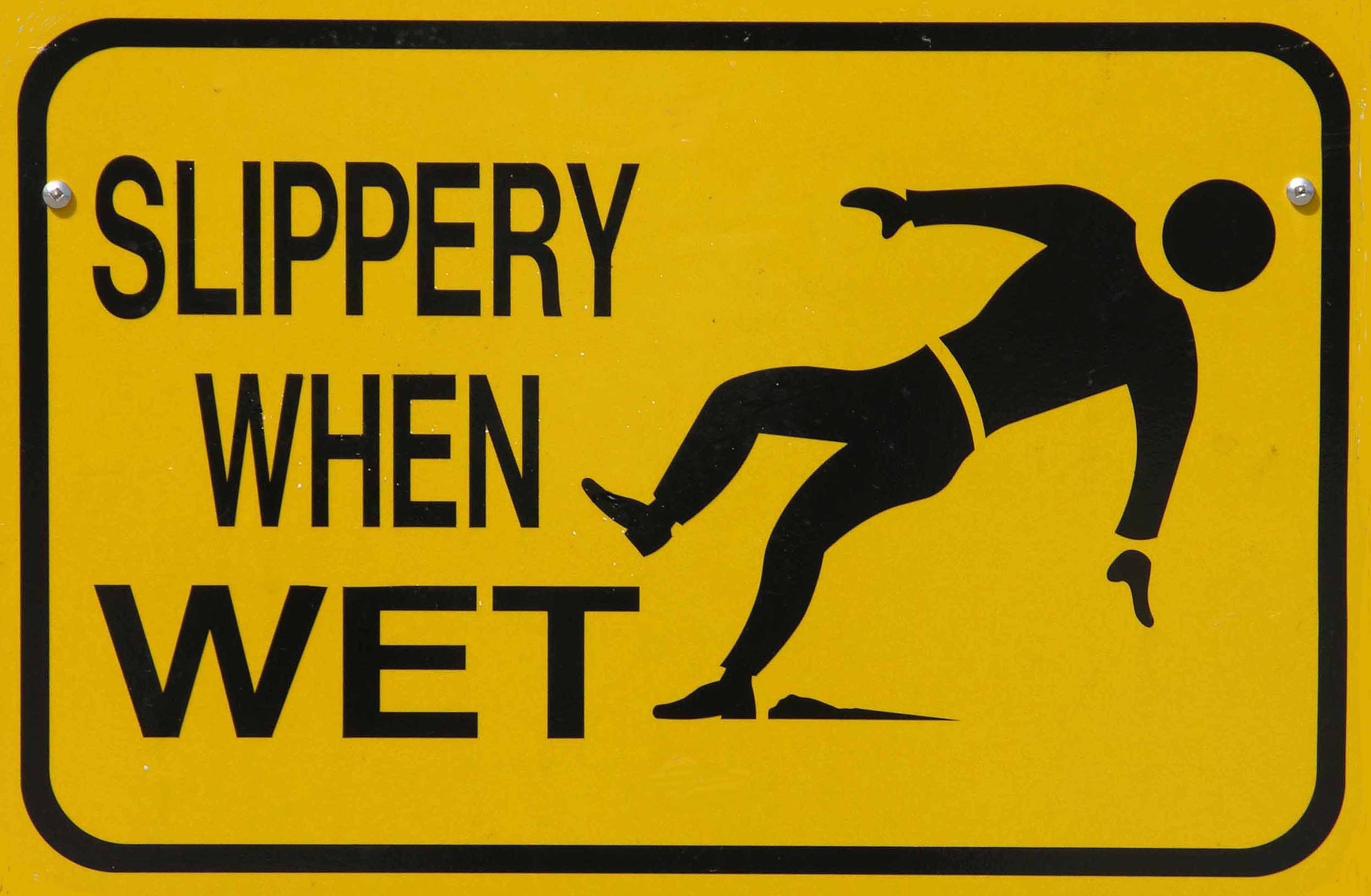 Slippery floors - be prepared through a crisis communication training by appunto.